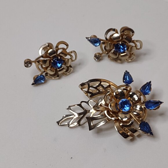 Vintage Blue Rhinestone Flower Brooch And Screw Back Earring Set - Picture 3 of 15